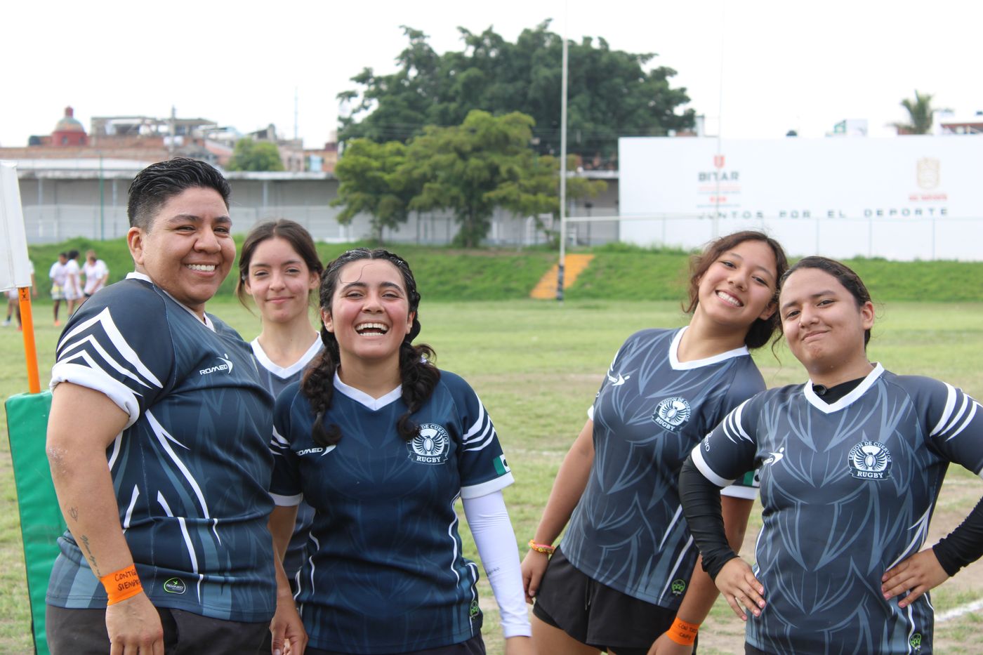 Cinco jugadoras de la Legión ríen juntas al borde de la cancha