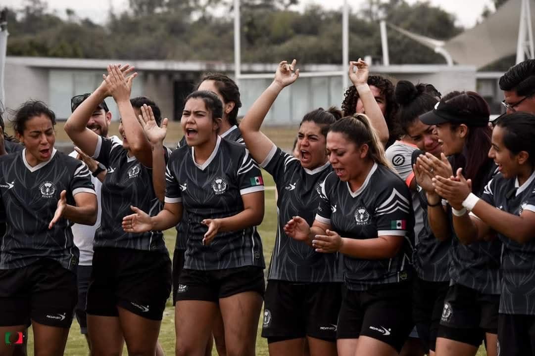 El equipo femenil aplaude y festeja al borde de la cancha